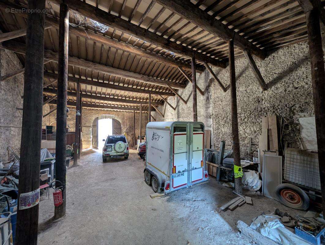 Maison à MONTBAZIN