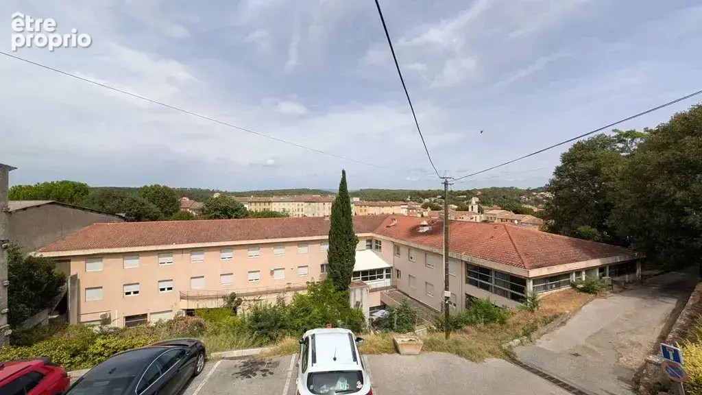 CARCES - Maison de village rénovée avec terrasse et garage - photo 11