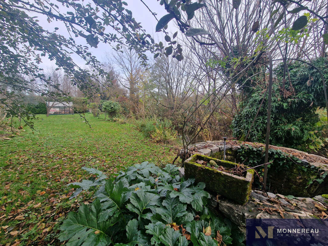 Maison à MONTMOREAU-SAINT-CYBARD