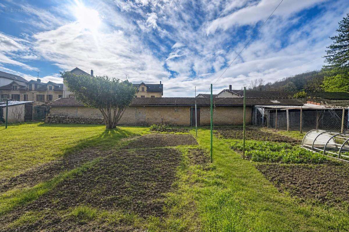 Appartement à NIVOLAS-VERMELLE