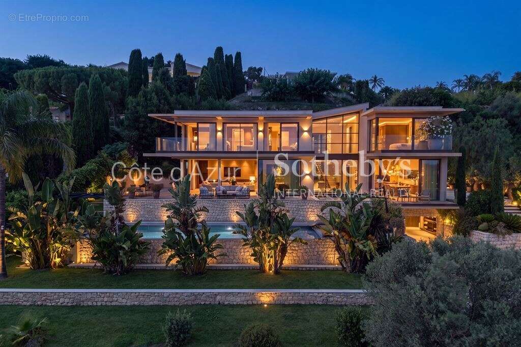 Vallauris, villa d'architecte contemporaine de 433 m² avec cinq suites, piscine miroir - photo 11
