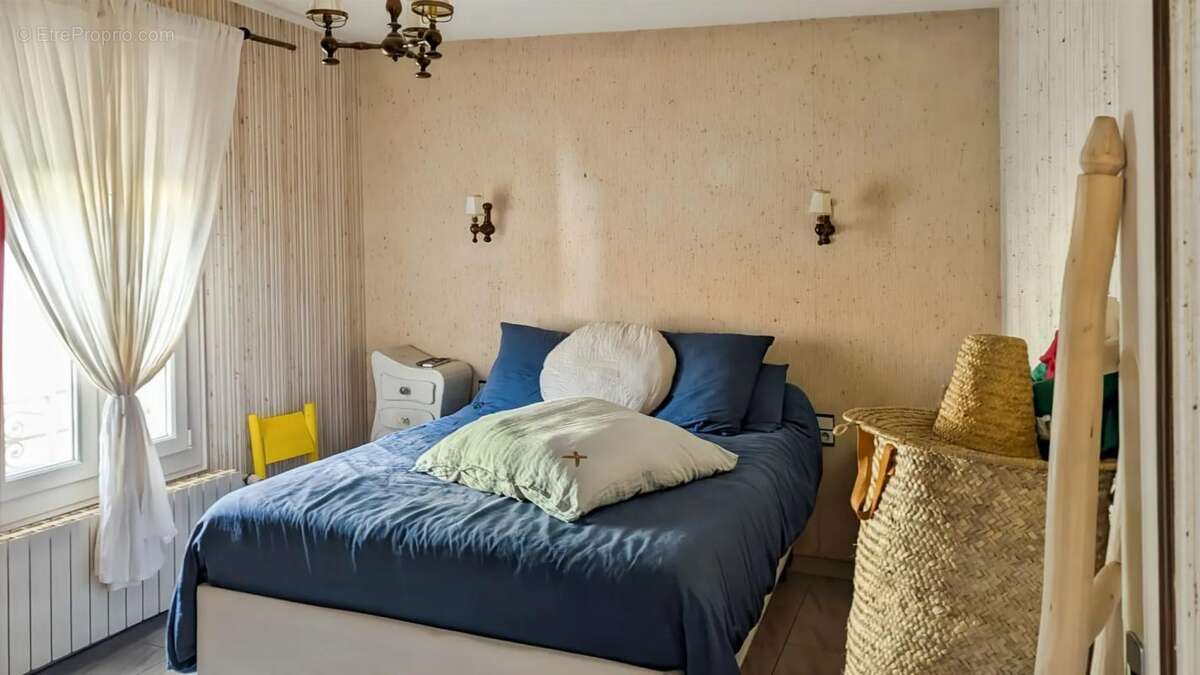 Maison à SAINT-LAURENT-DE-LA-SALANQUE