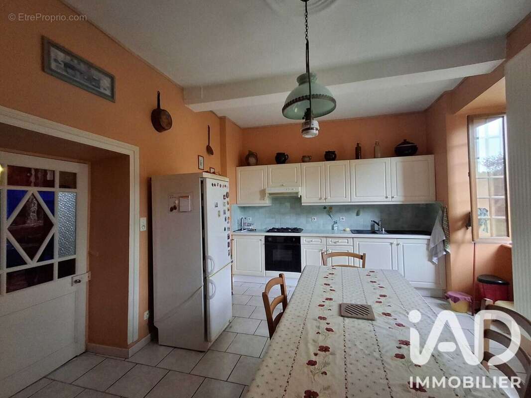 Maison 250 m² à Montbron  - photo 5