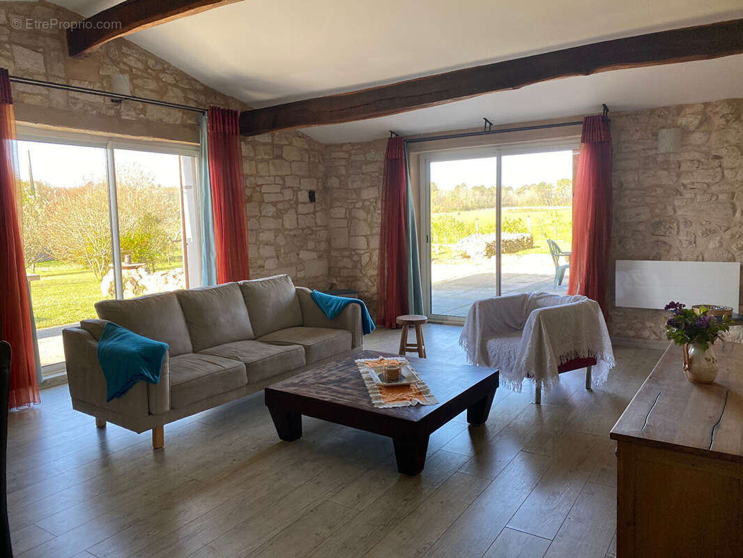 Maison à CAMIAC-ET-SAINT-DENIS