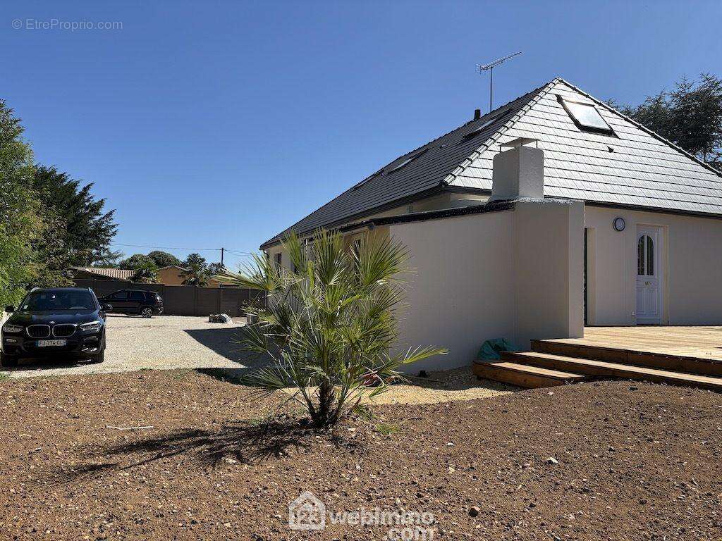 ... d&#039;une zone de stationnement confortable. - Maison à CHASSENEUIL-DU-POITOU