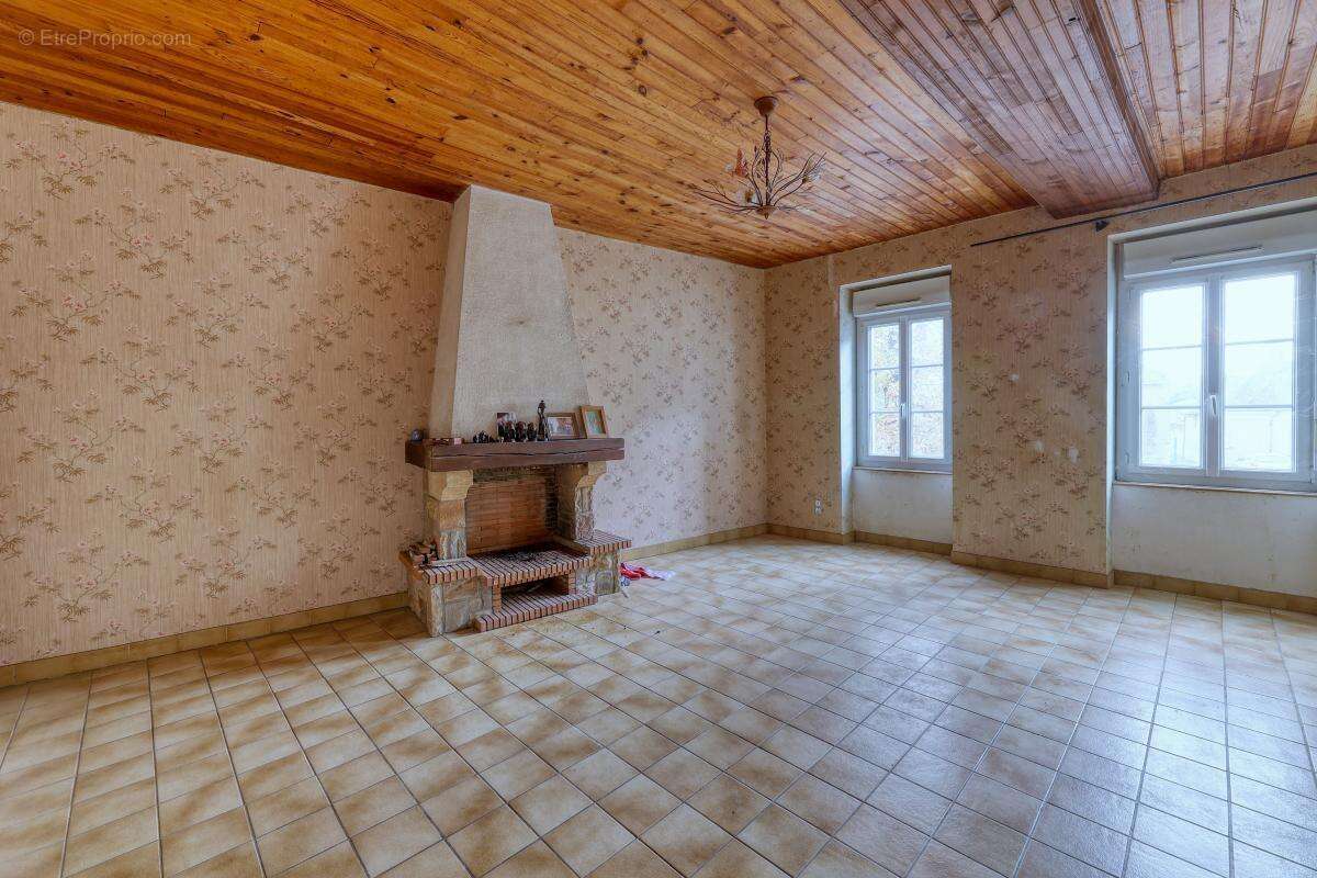 Appartement à POUANCE