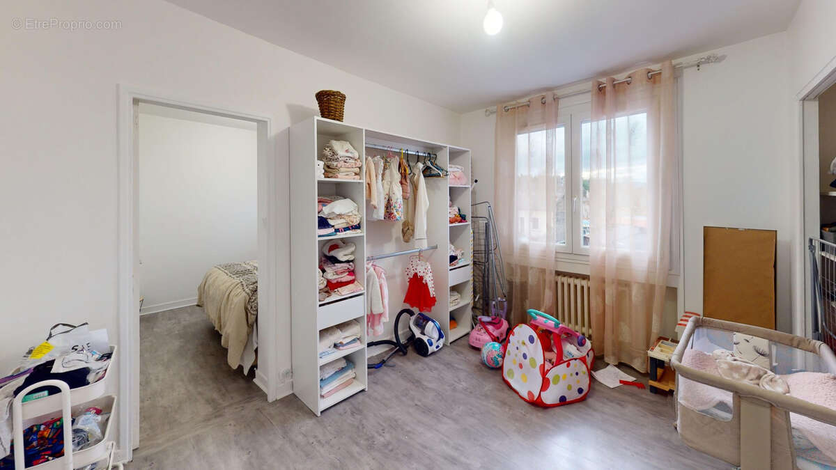 Appartement à LE CHAMBON-FEUGEROLLES