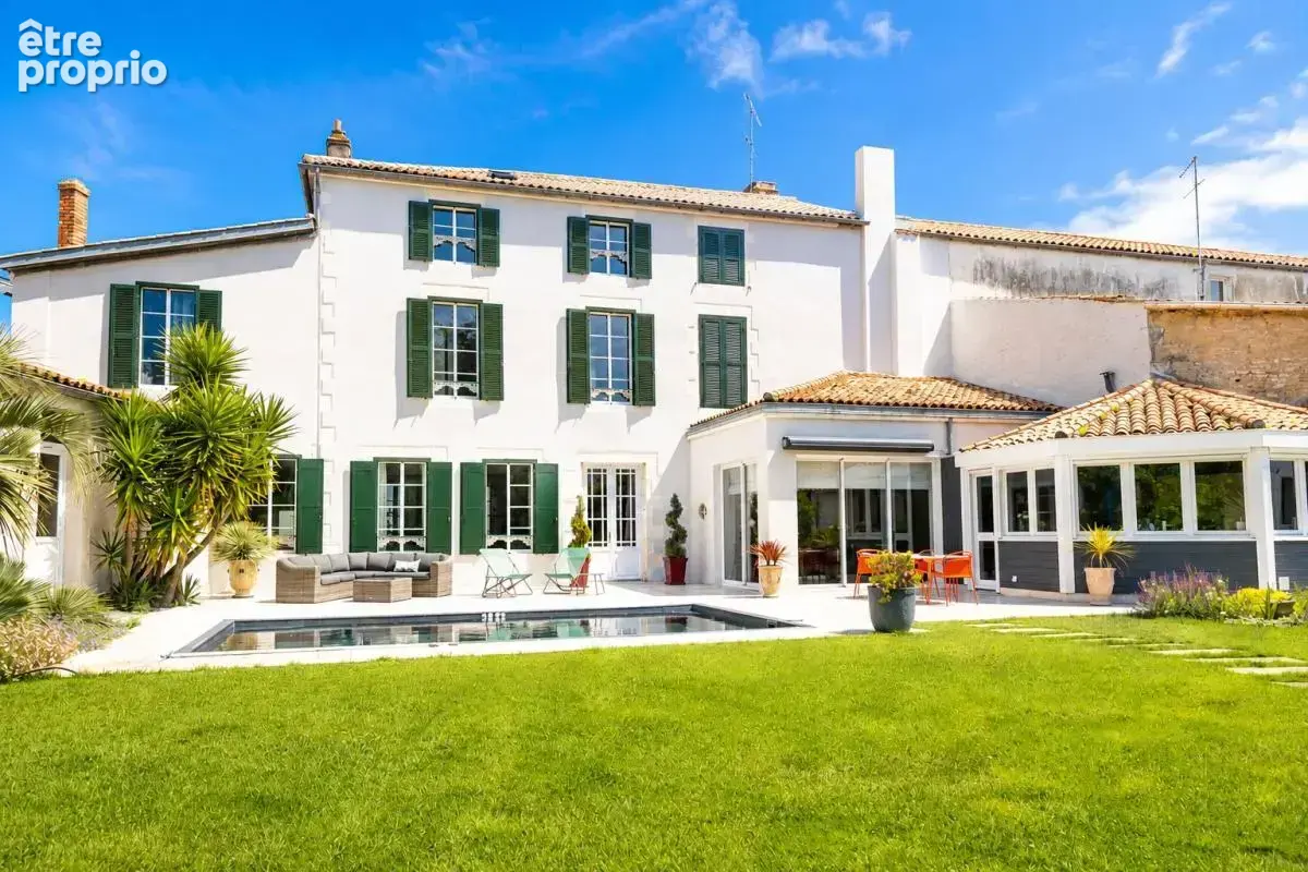 Belle propriété de caractère avec maison, piscine, local professionnel et annexes, sur 1309 m² - photo 2
