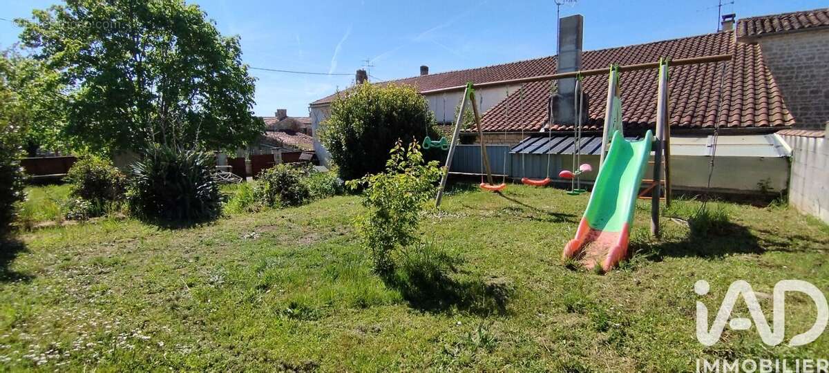 Maison 374 m² à Saint-Georges-De-Longuepierre  - photo 5