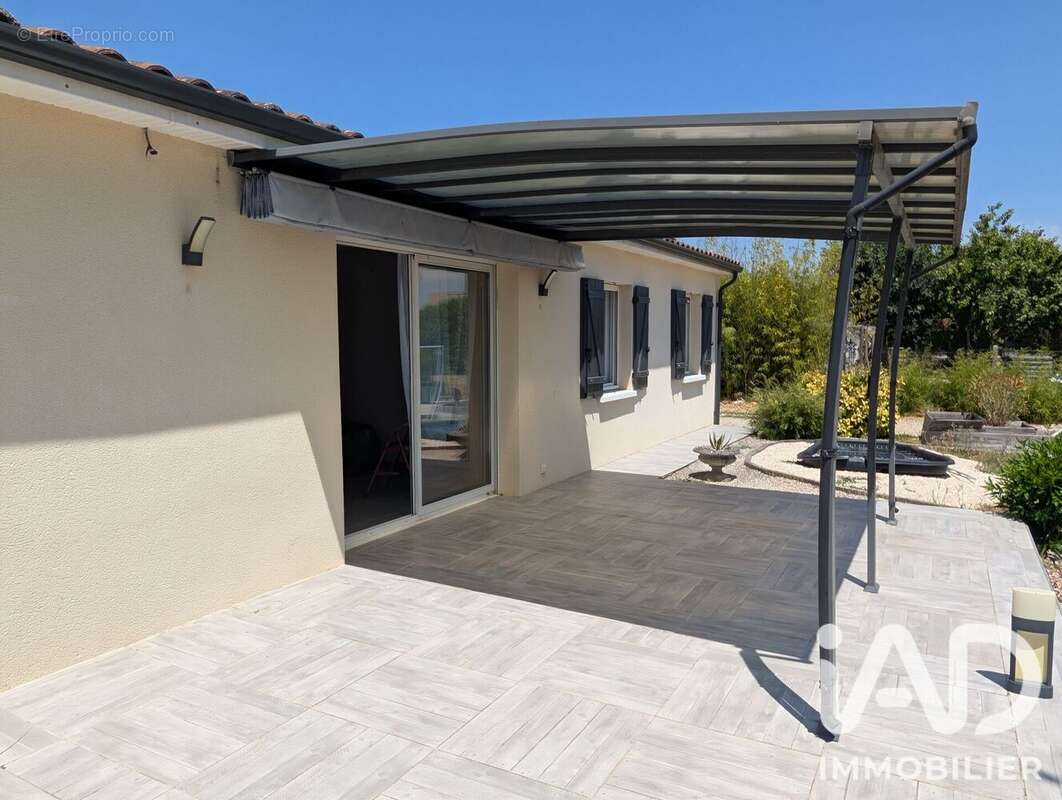 Maison 113 m² à Bassac  - photo 4