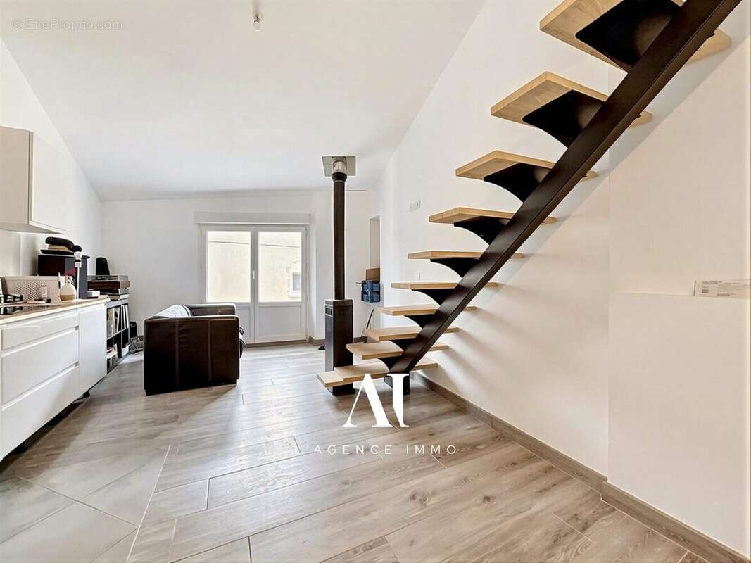 Maison 36 m² à Saint-Maurice-De-Remens  - photo 2