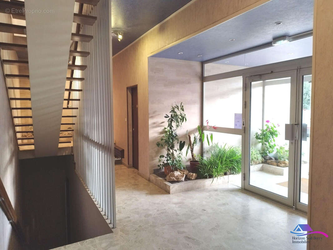 HALL D ENTREE BATIMENT - Appartement à LA CHATRE