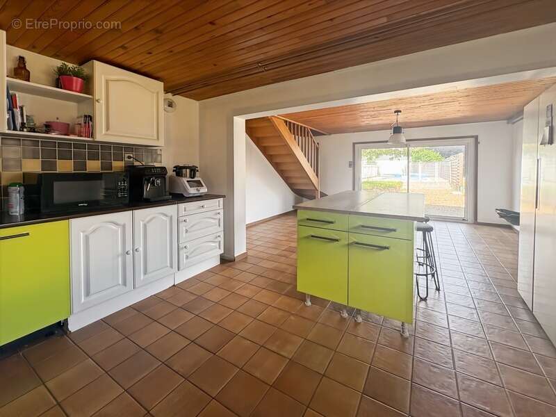 Maison familiale de 143m2, piscine, hangar de 300m2 et terrain clos de 1136m2 - photo 9