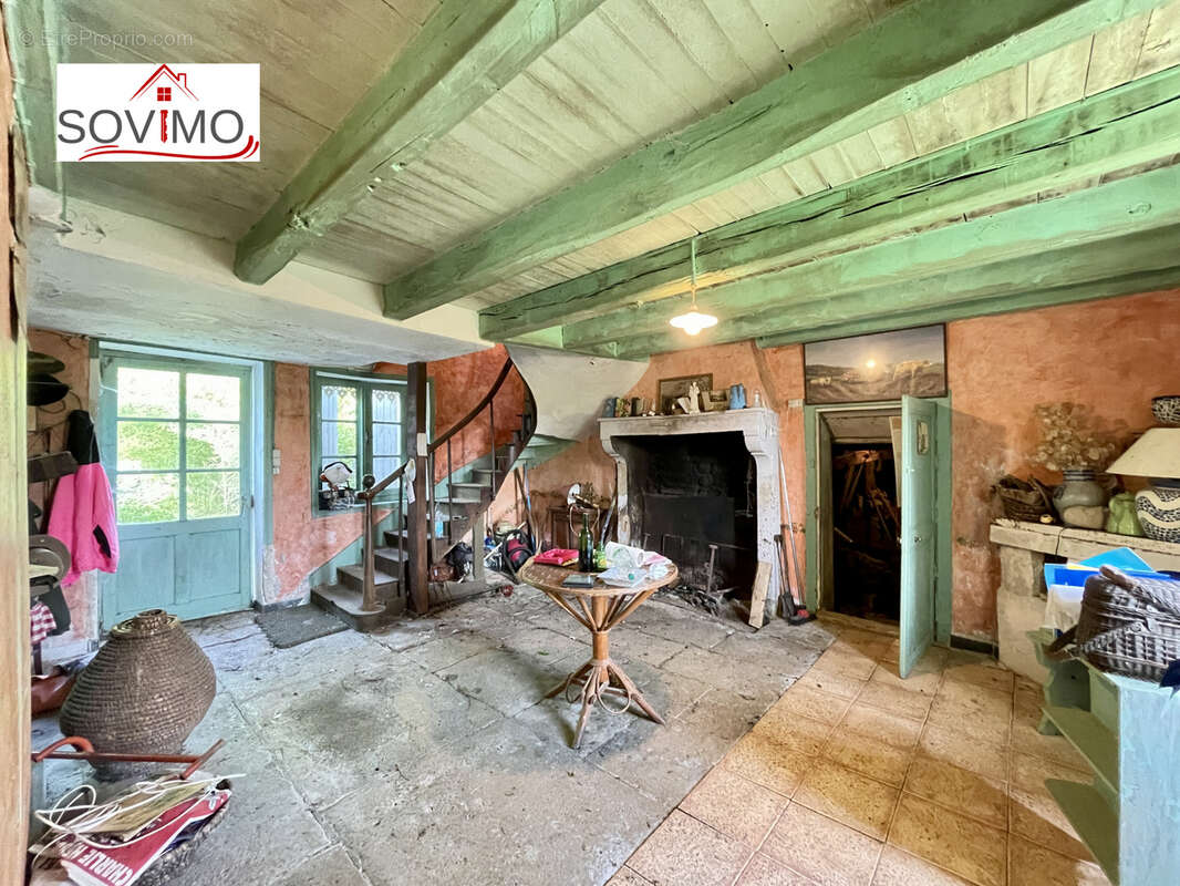 Au coeur d'un petit hameau, authentique maison de caractère indépendante, a rénover, avec terrain attenant - photo 6