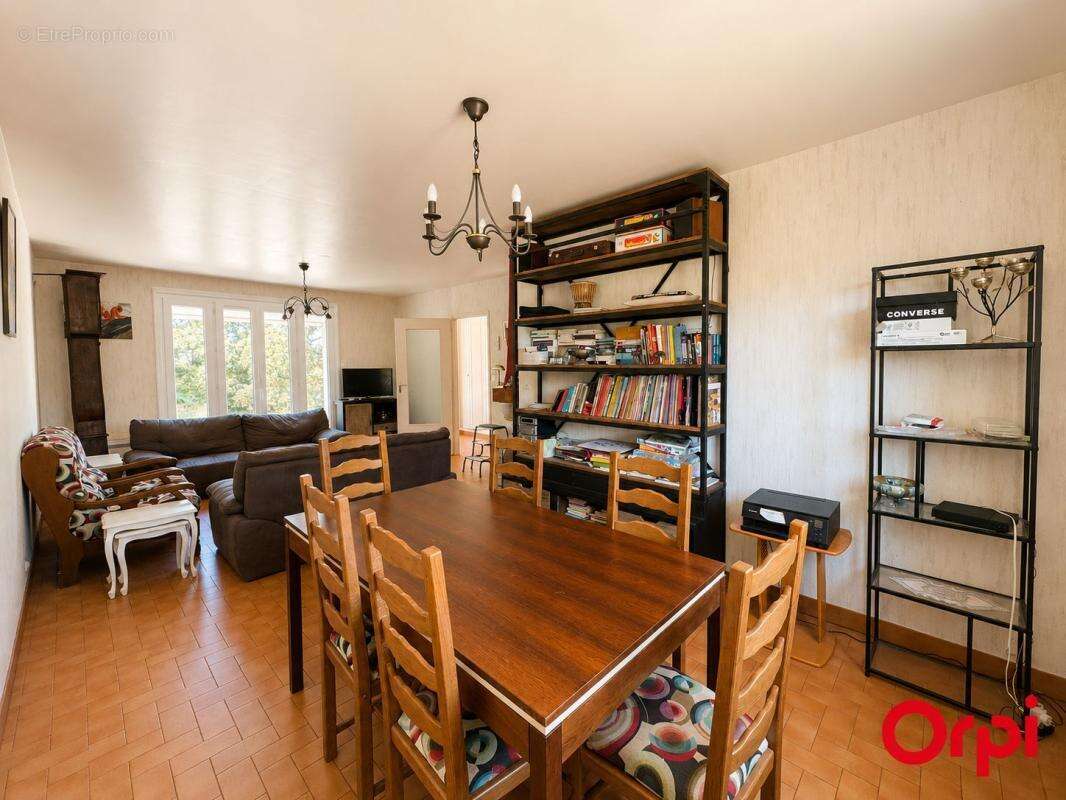 Maison familiale avec 4 chambres, véranda, grand jardin et 3 garages - photo 3