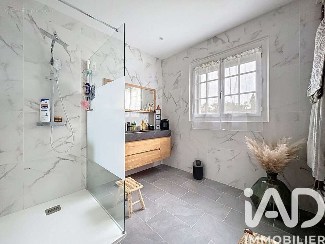 Maison 214 m² à Charron  - photo 4
