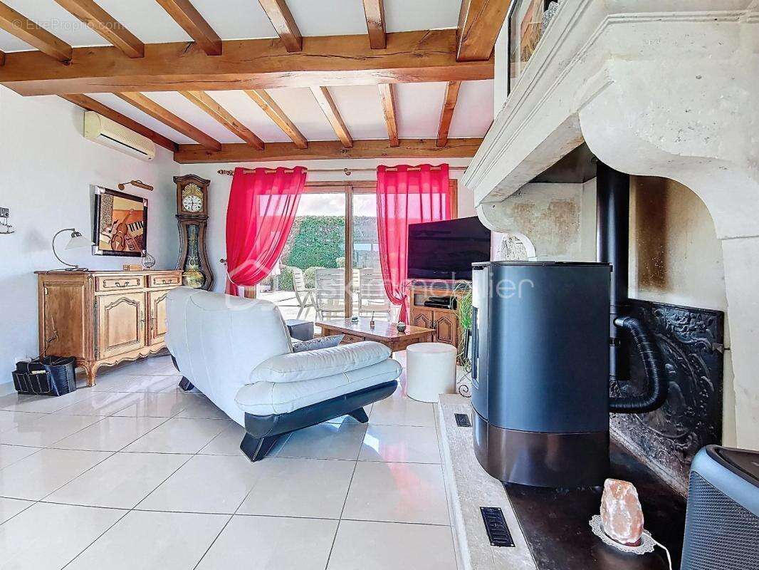 À VENDRE – Maison de caractère de 201 m² avec jardin paysager , piscine ‍ et vue dégagée  - photo 4