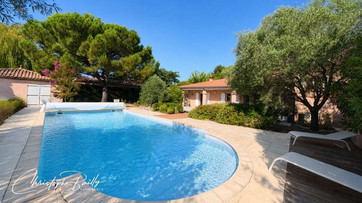 Maison familiale de 182 m² avec piscine et jardin arboré à Rouffiac-Tolosan (31180) - photo 8