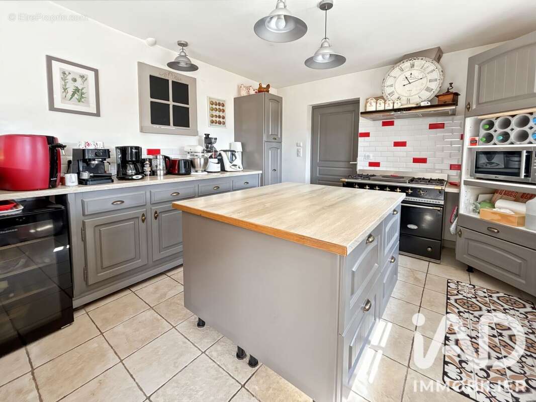 Maison 165 m² à Sainte-Suzanne  - photo 8