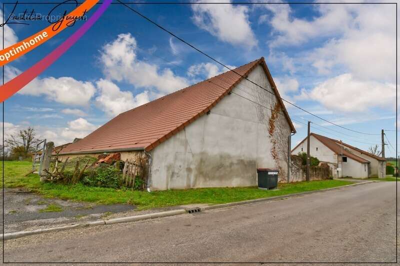 Maison à rénover avec atelier, grange et dépendances – Chemilly (03) - photo 8