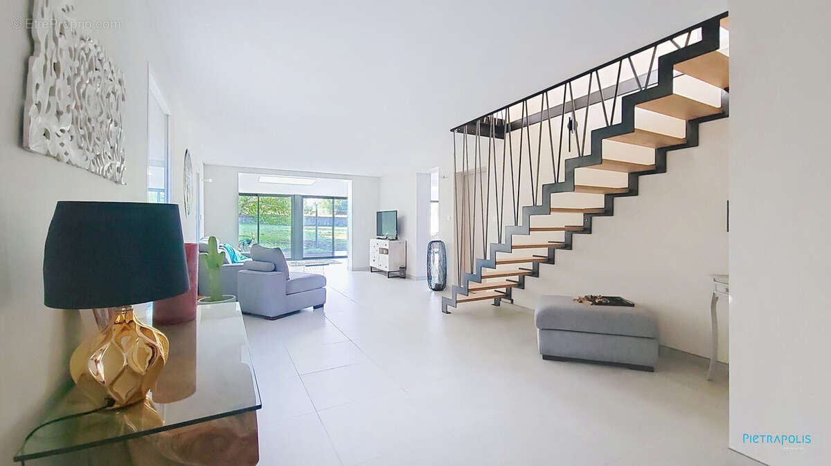 Maison à MEYRIEU-LES-ETANGS