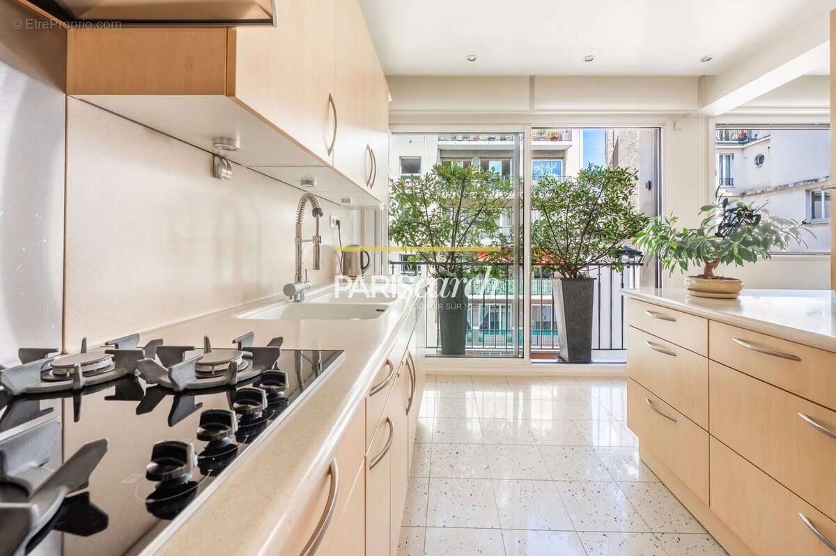 Appartement à PARIS-16E