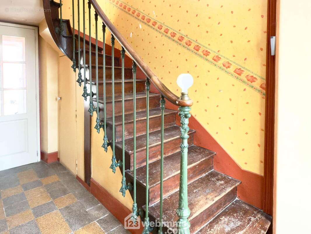 ...d'une entrée desservant... - Appartement à MAZE