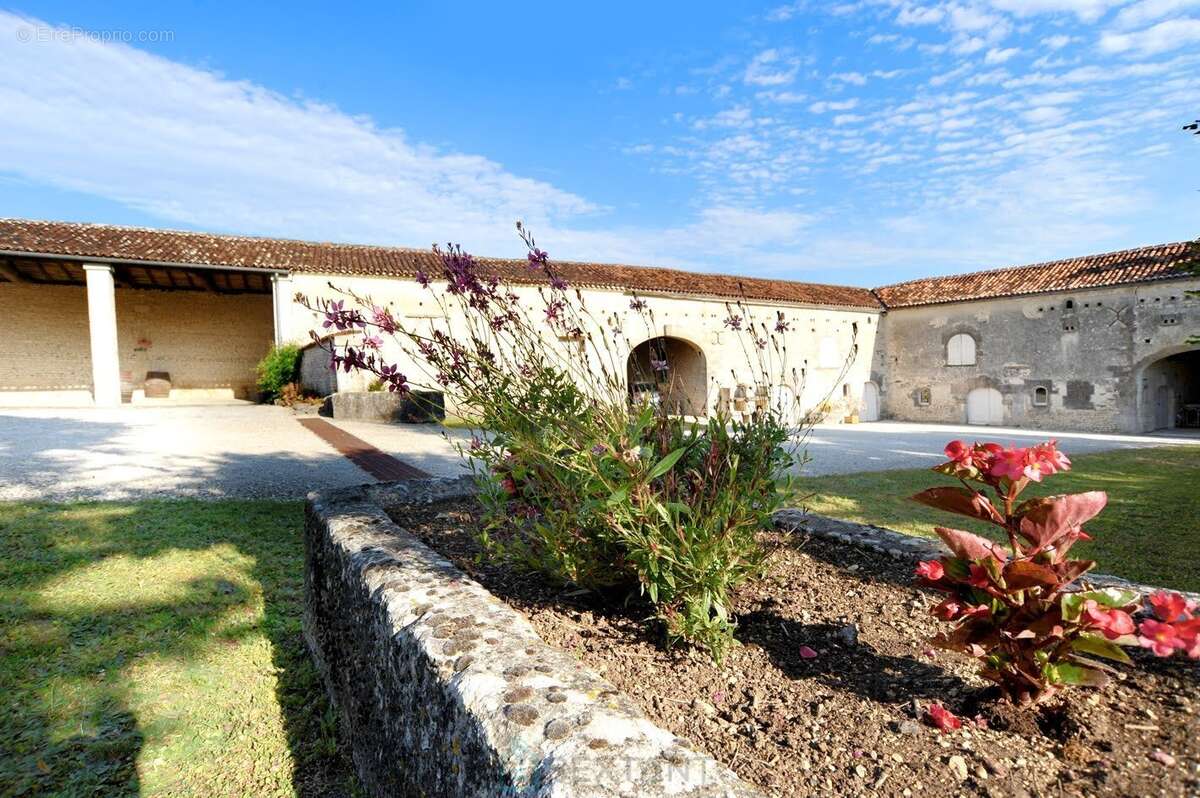 Magnifique logis du XVIIème siècle - photo 9