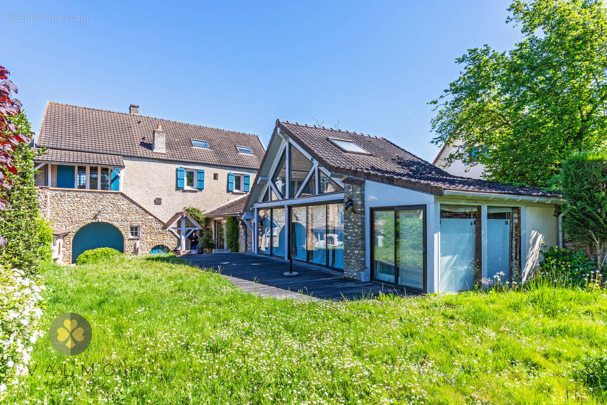 Maison à LA QUEUE-LES-YVELINES