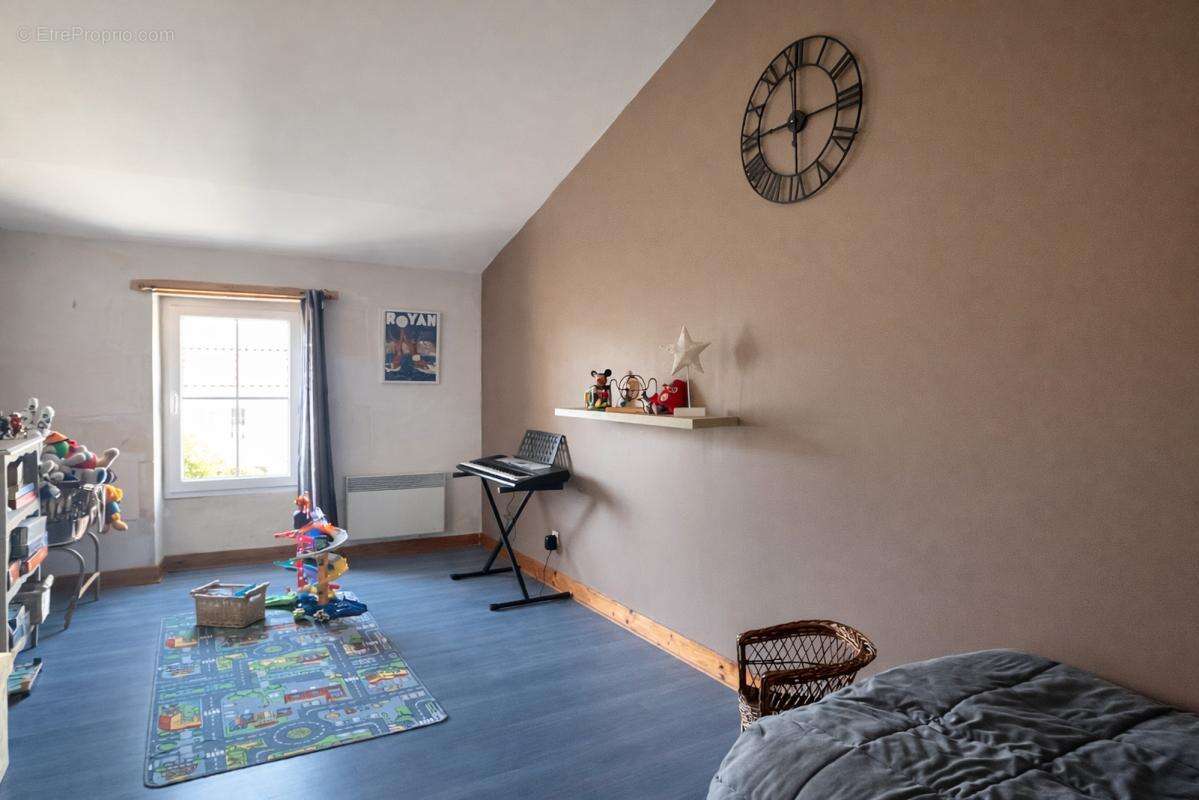 Maison 240 m² à Le Chay  - photo 18