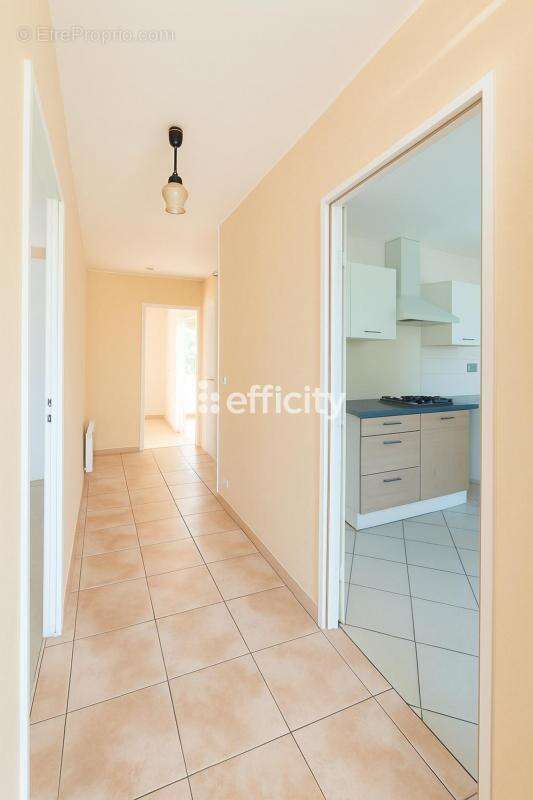 Maison à LUSSAC-LES-CHATEAUX