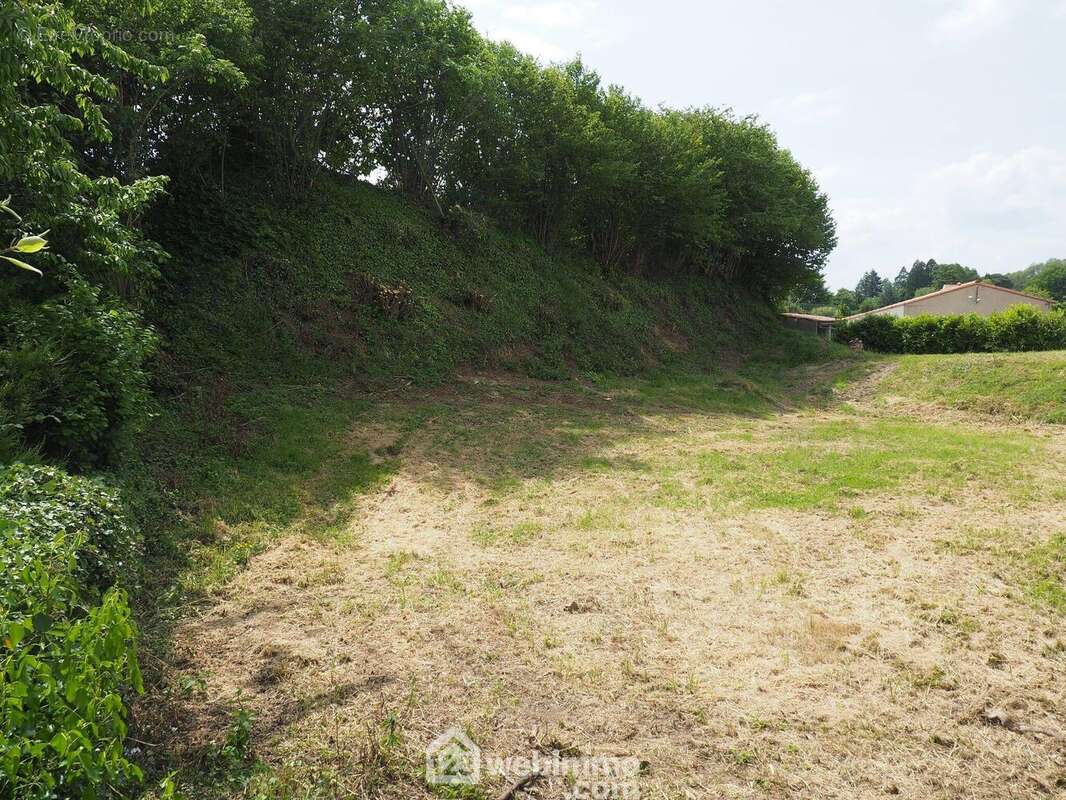 Terrain viabilisé de 848 m² ! - Terrain à POUZAUGES