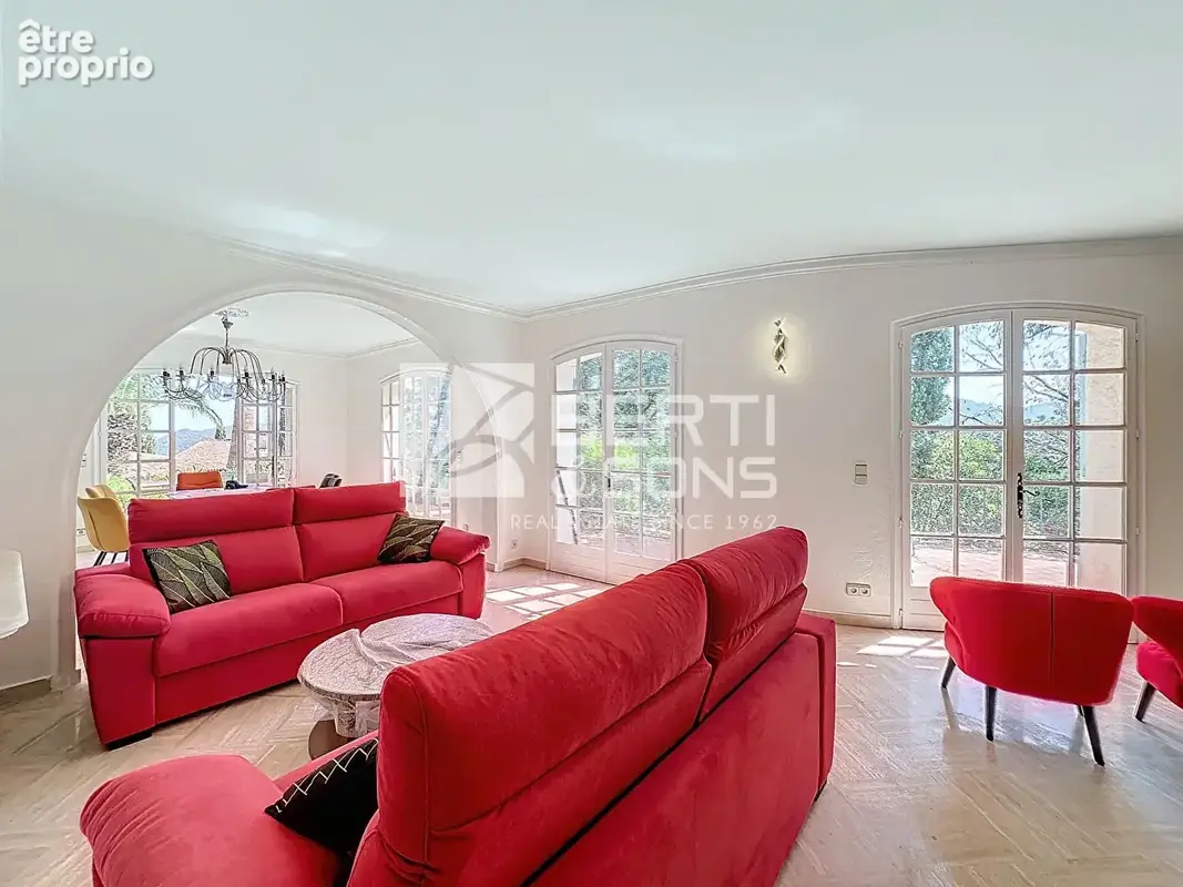 Mandelieu - secteur recherché - villa 7 pieces de 256m² avec piscine - vue esterel et mer - photo 2
