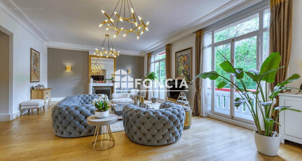 Appartement à PARIS-16E