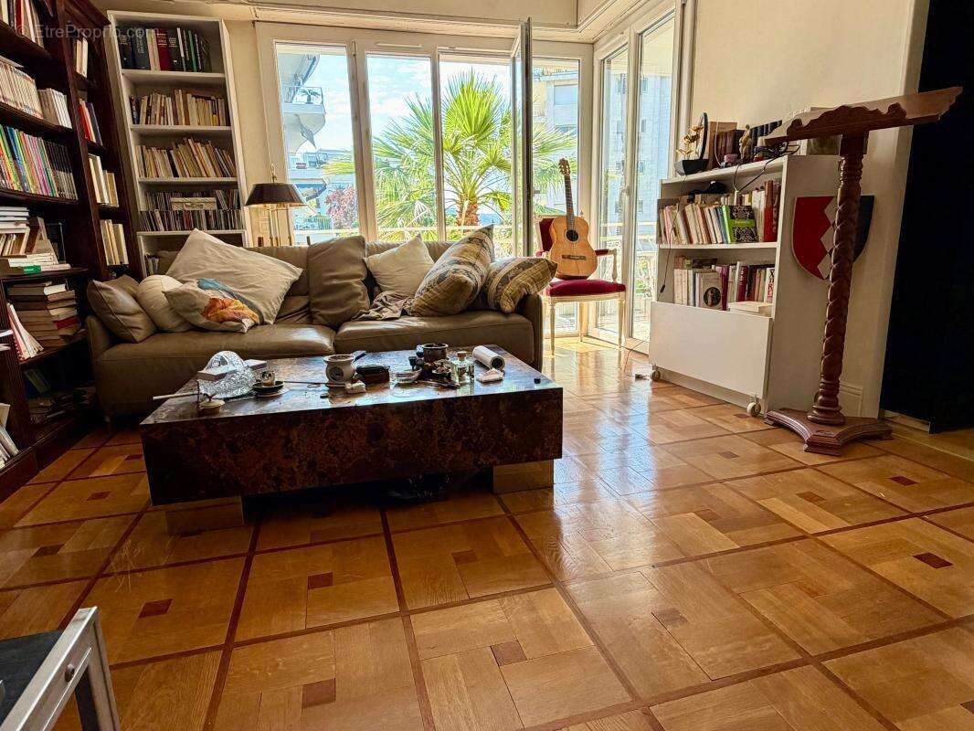 Nice Cimiez/ belle résidence 3p 93m² / terrasse 24m² / balcon /cave / (garage) - photo 13