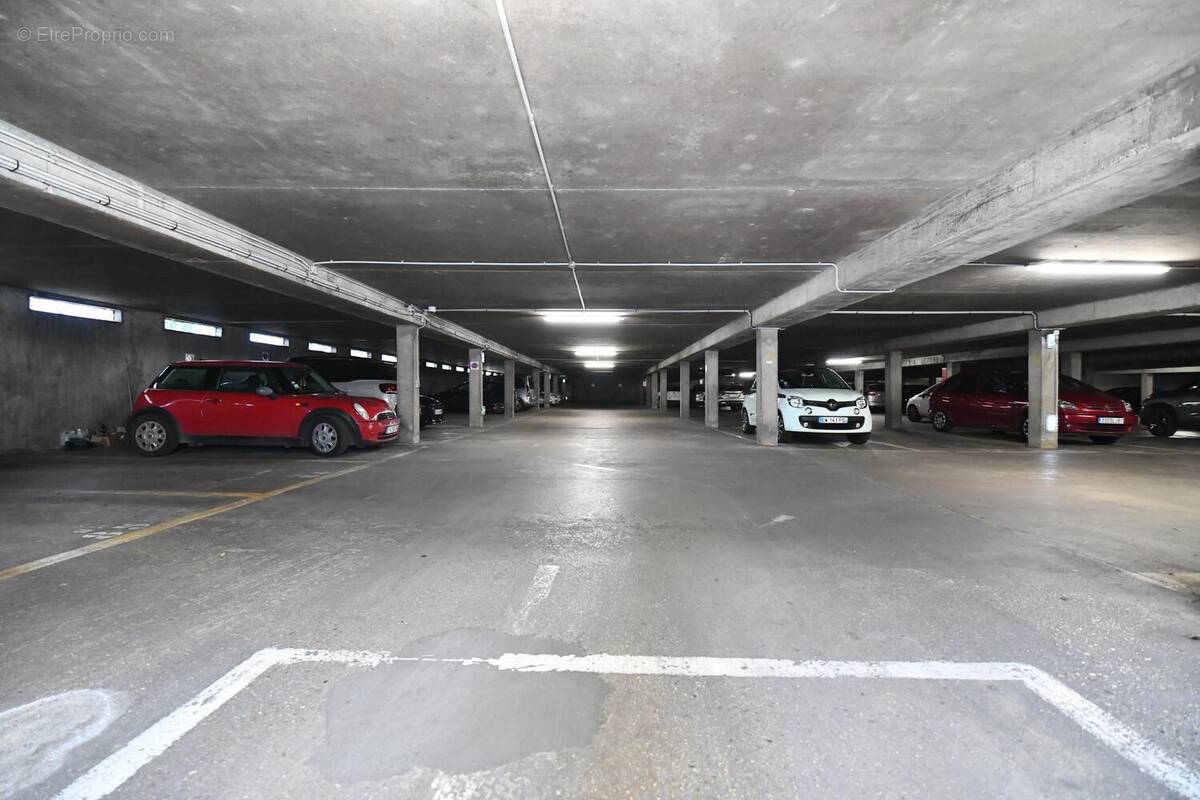 Photo 1 - Parking à CHILLY-MAZARIN