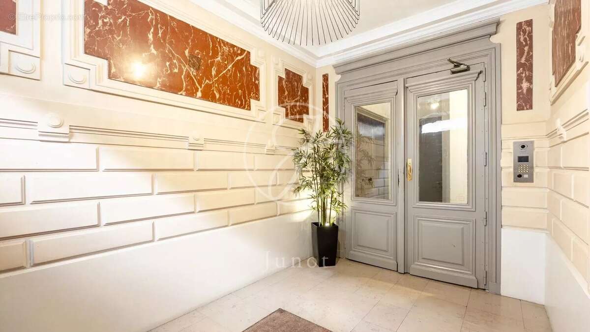 Appartement à PARIS-16E
