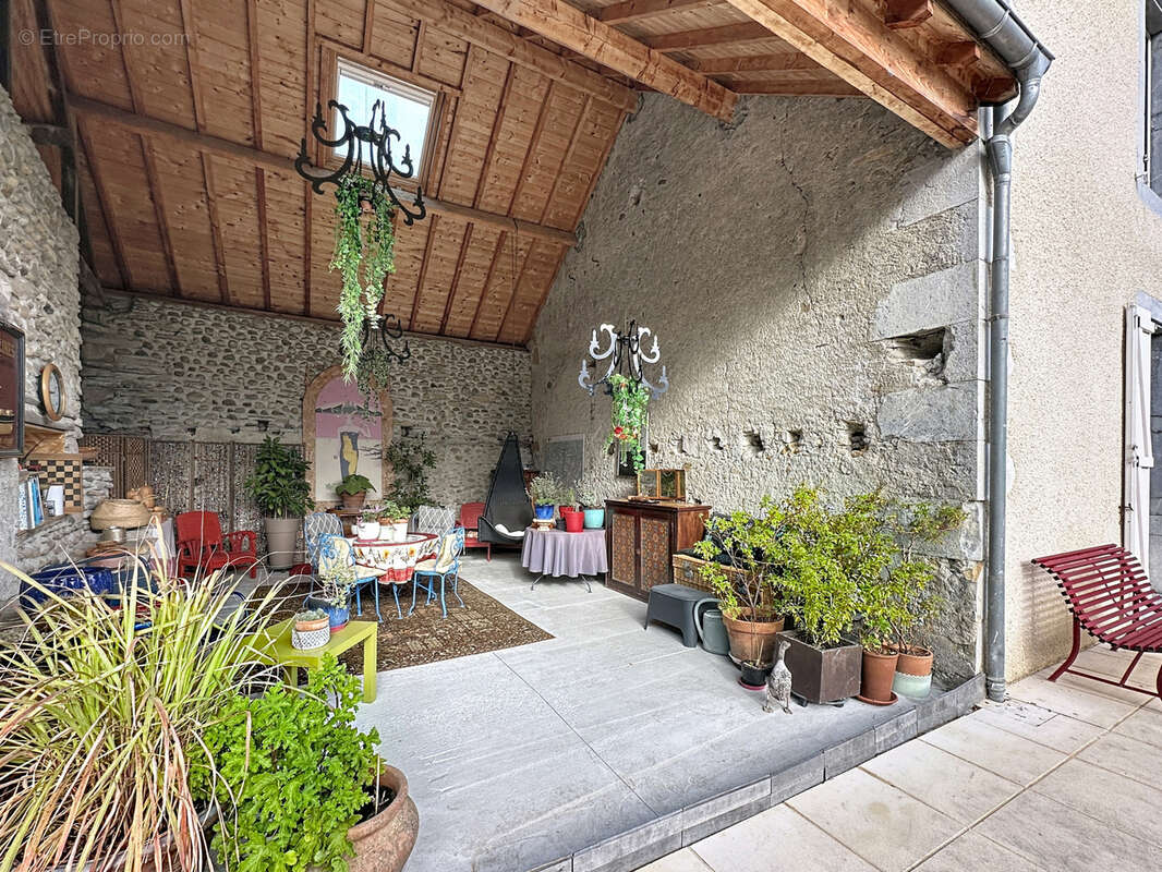 PROCHE NAY - Sublime Béarnaise rénovée avec granges & piscine - photo 11