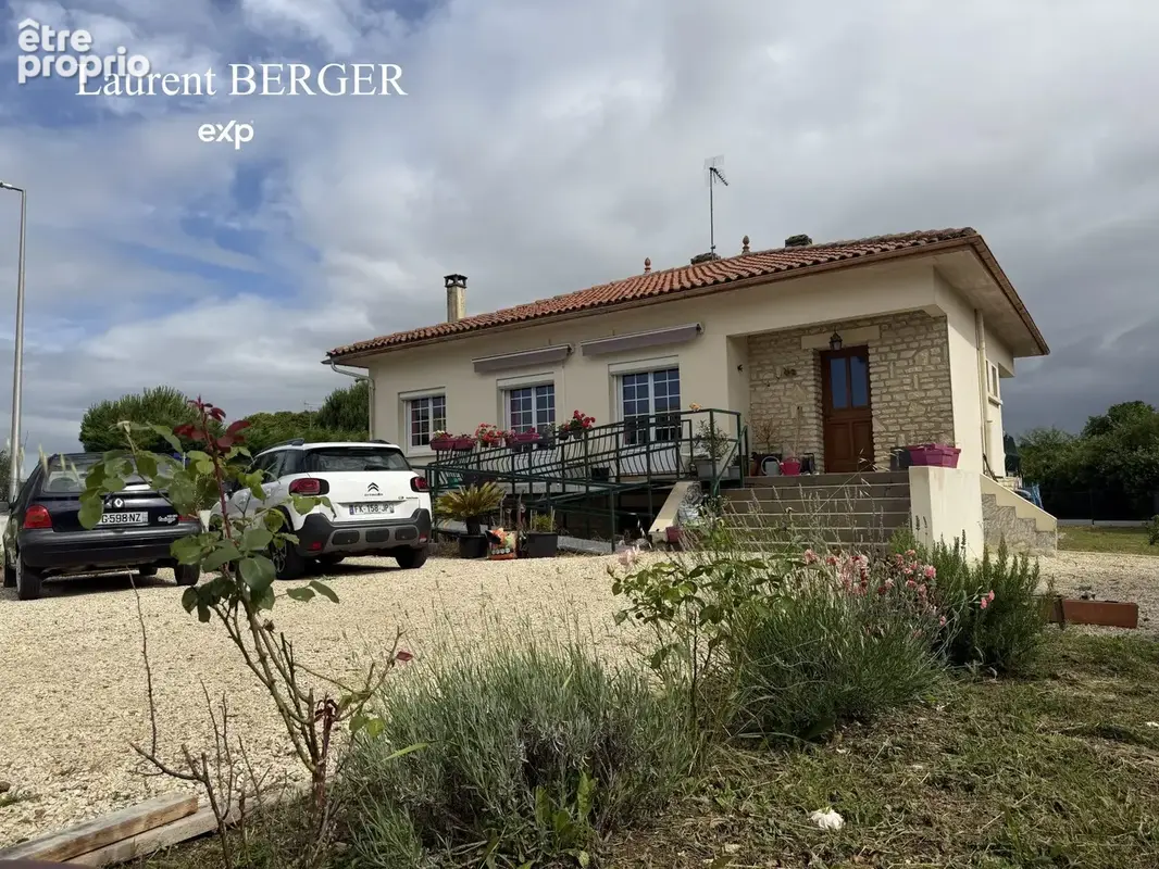 Facade. #Laurent BERGER immobilier Saint Genis de Saintonge. - Maison à SAINT-GENIS-DE-SAINTONGE