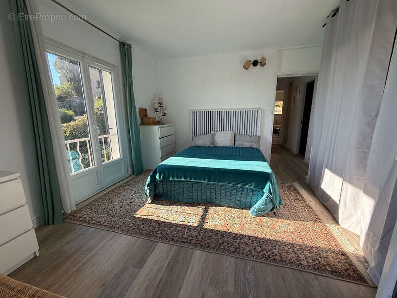 Villa rénovée vue mer à vendre LES ISSAMBRES (83) - photo 12
