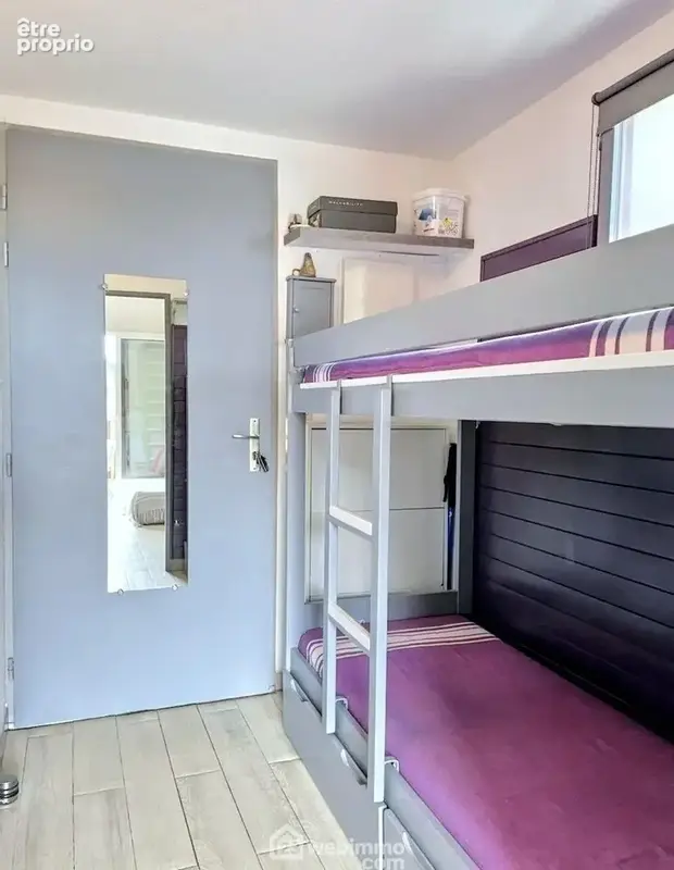 Espace nuit complémentaire avec lits superposés.
