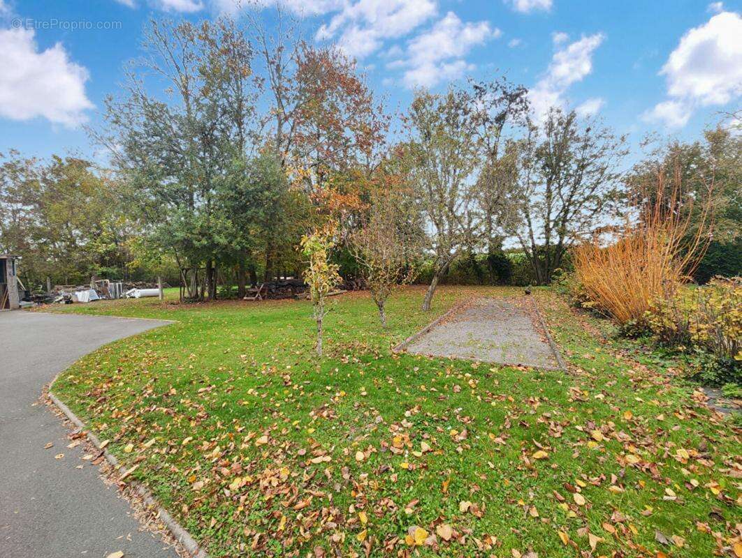 Maison à MONTREVAULT