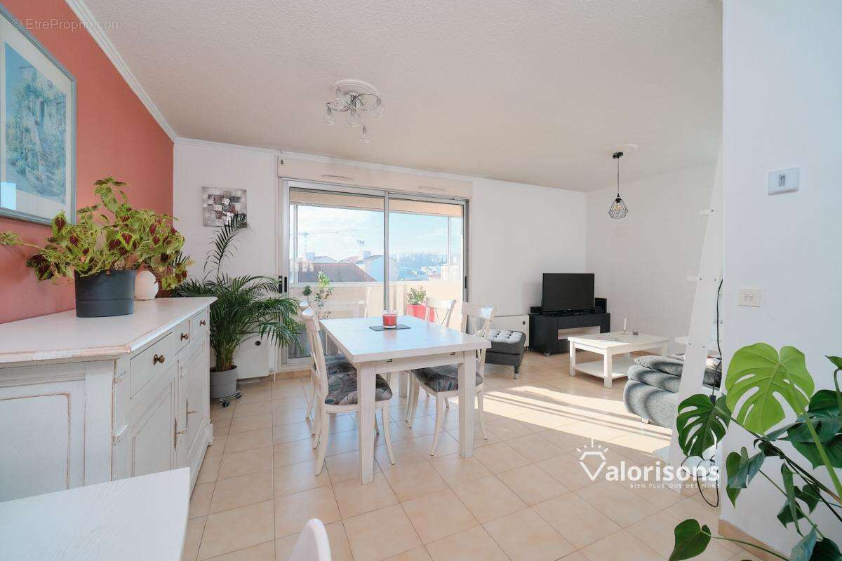 Appartement à MEYZIEU