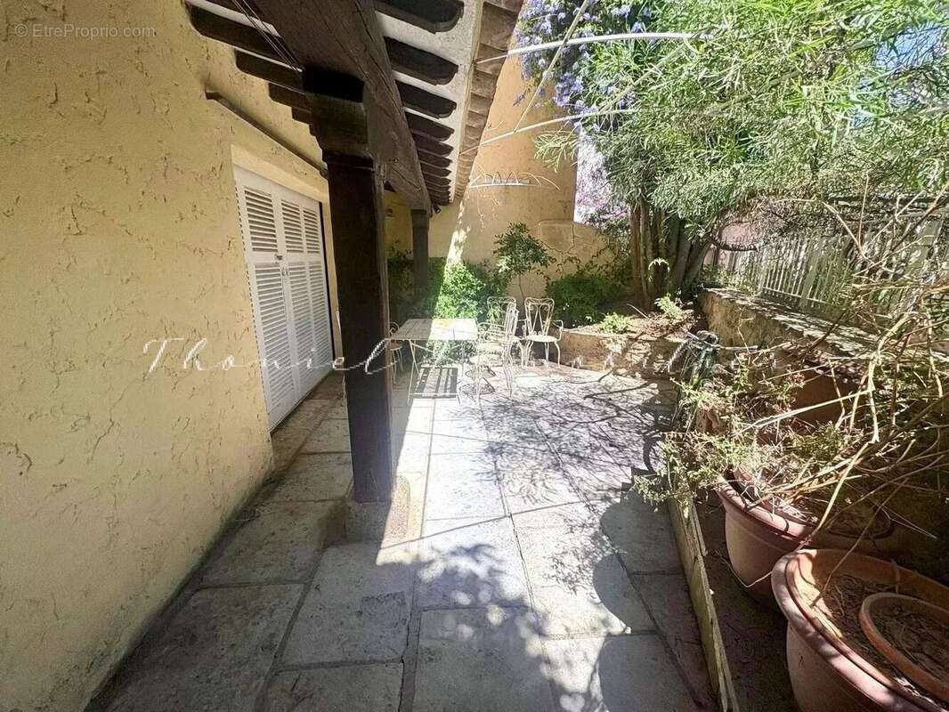 À vendre dans le village de Grimaud : Ensemble de deux maisons de village à rénover, avec terrasses et jardinet - photo 5