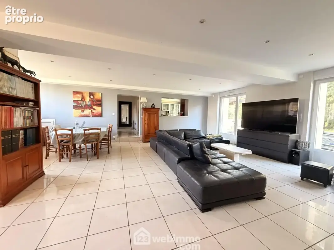 Vous serez séduits par une pièce de vie de 56 m² comprenant ...