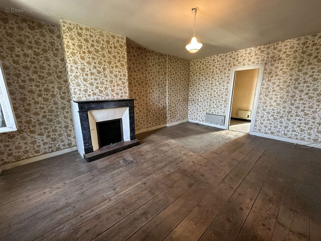 Maison à LA ROCHE-CHALAIS