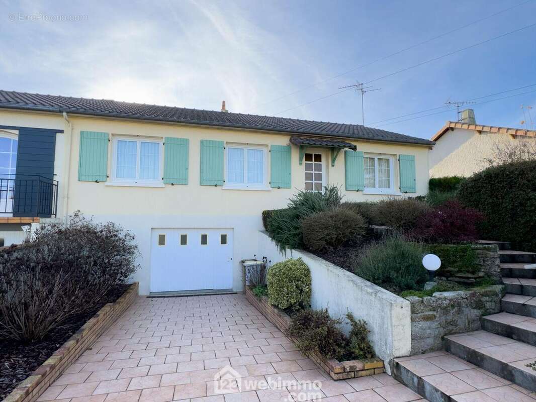 Construction de 1977, proche de l'hôpital et l'axe Cholet Nantes - Maison à CHOLET