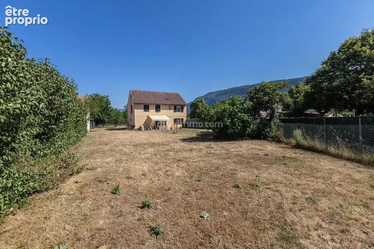 Terrain à SERRIERES-DE-BRIORD