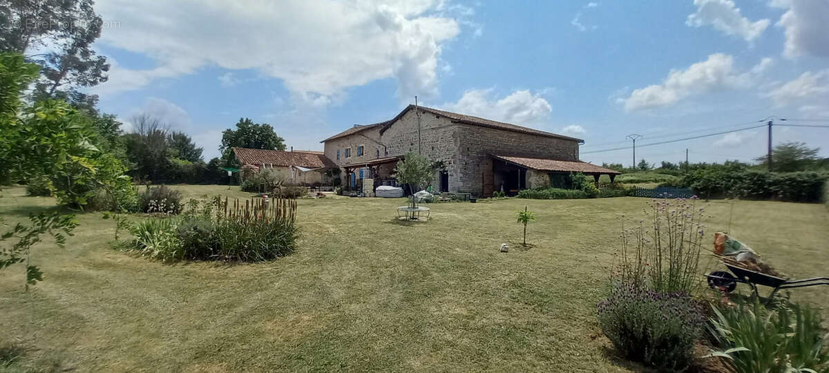 Maison à CELLEFROUIN