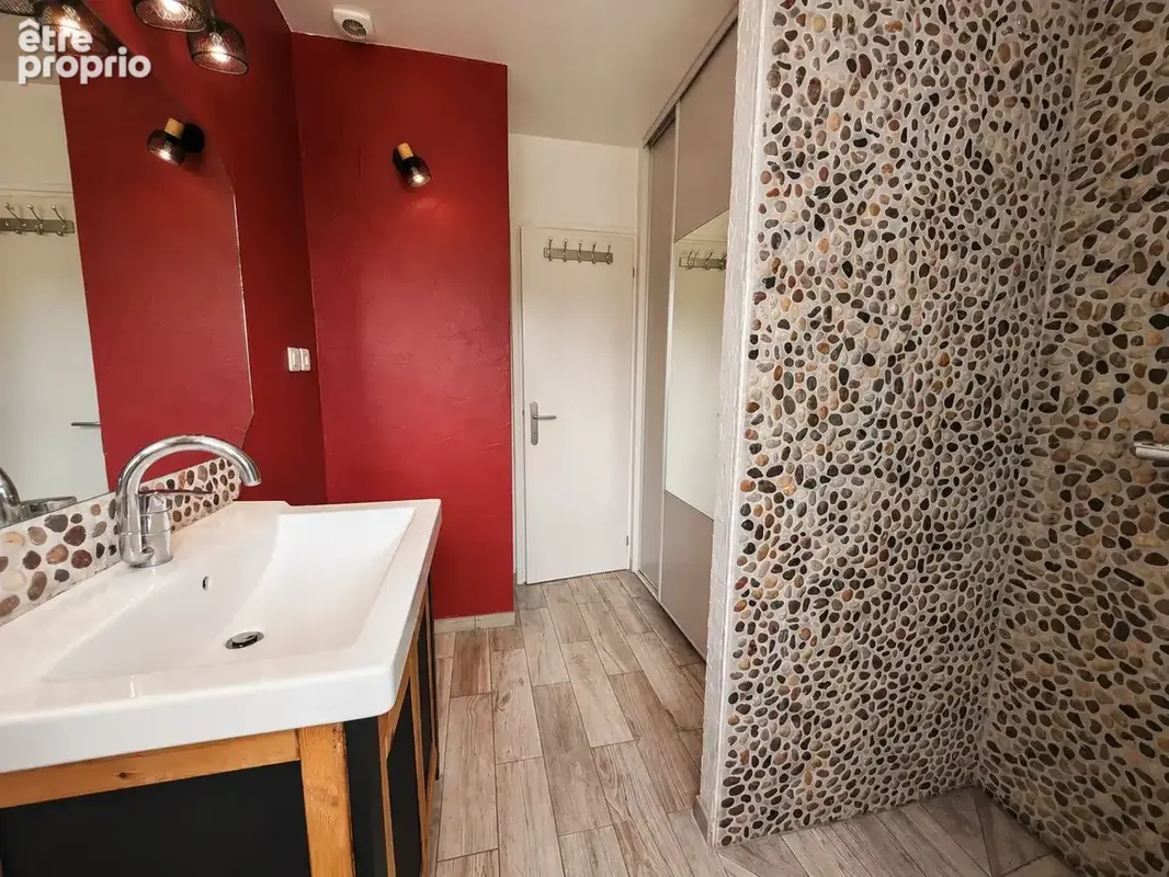 Ref 2302 : Maison lumineuse aux beaux volumes – 4 chambres – Proche toutes commodités - photo 7